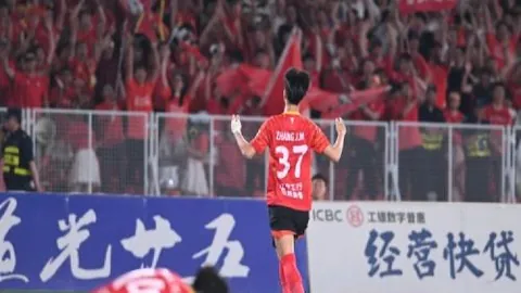 英格兰与德国巅峰对决：凯恩队长携彩虹袖标荣耀出征