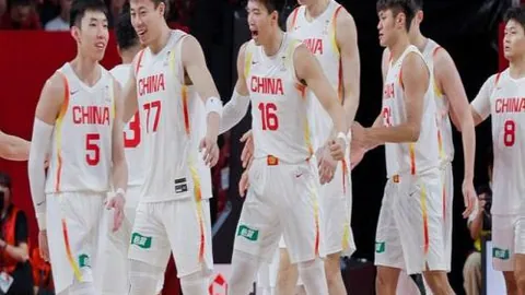 “亚冬会落幕盛典揭秘：辉煌冰灯盛宴与阳台音乐狂欢，欢声笑语留恋别离！”