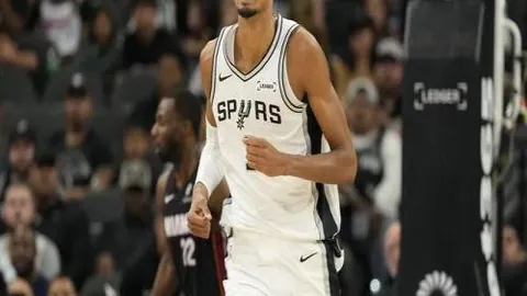 黄友政亚乒赛第二阶段激战林昀儒，全力助威！