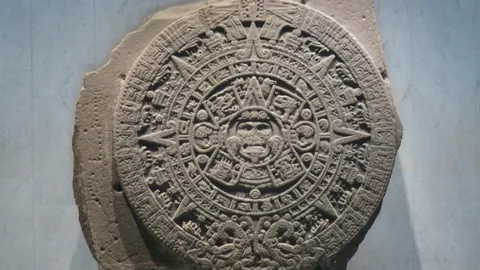 “蓝军瞄准孔德，巴塞罗那续约磋商正进行”